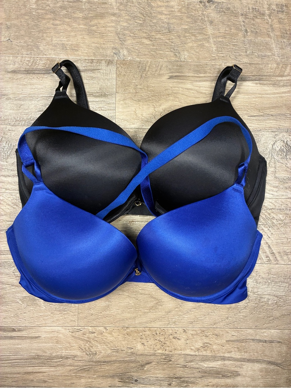 Victoria Secret 2 Satin Bombshell Plunge Bras Add 2 Cups Push Up